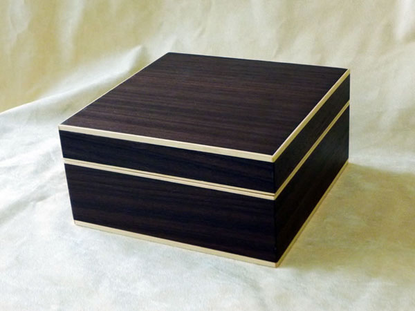 scatola in legno bicolore
